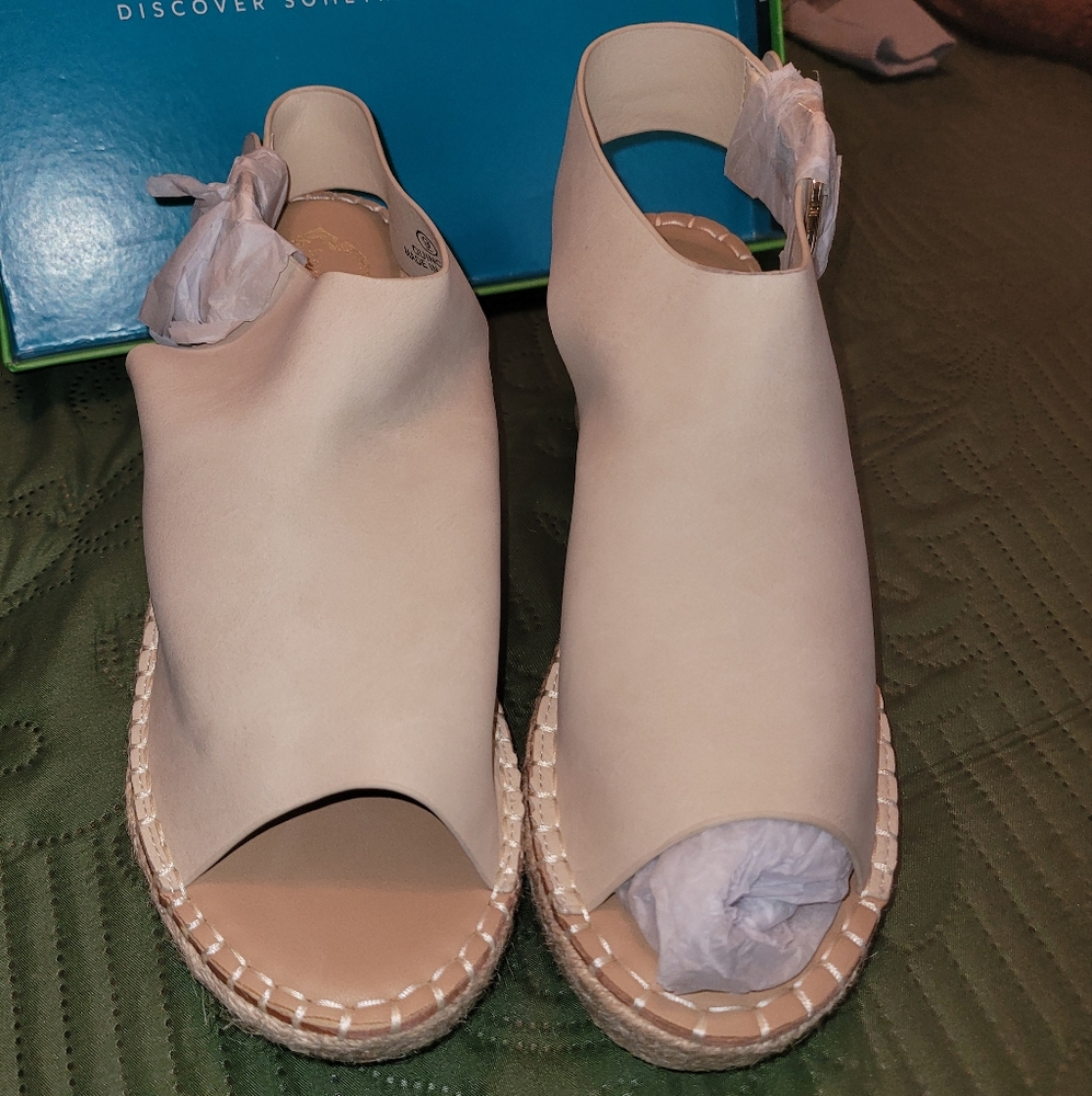 C.wonder size 9 wedge sandals